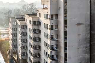 Szpiegowo z lotu ptaka. Blok na Sobieskiego 100 w Warszawie