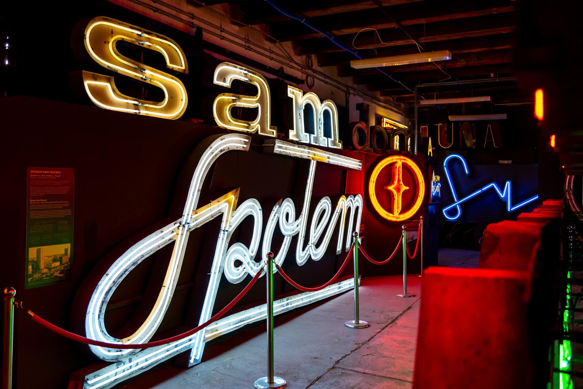 Neony z Muzeum Neonów w Warszawie