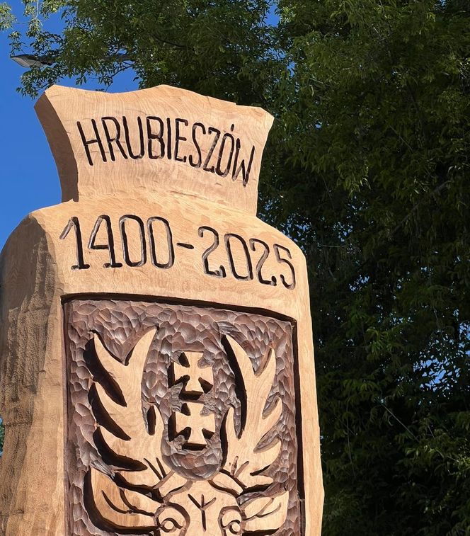 Tron wyrzeźbiony z pnia hrubieszowskiego dębu "Wiktora"
