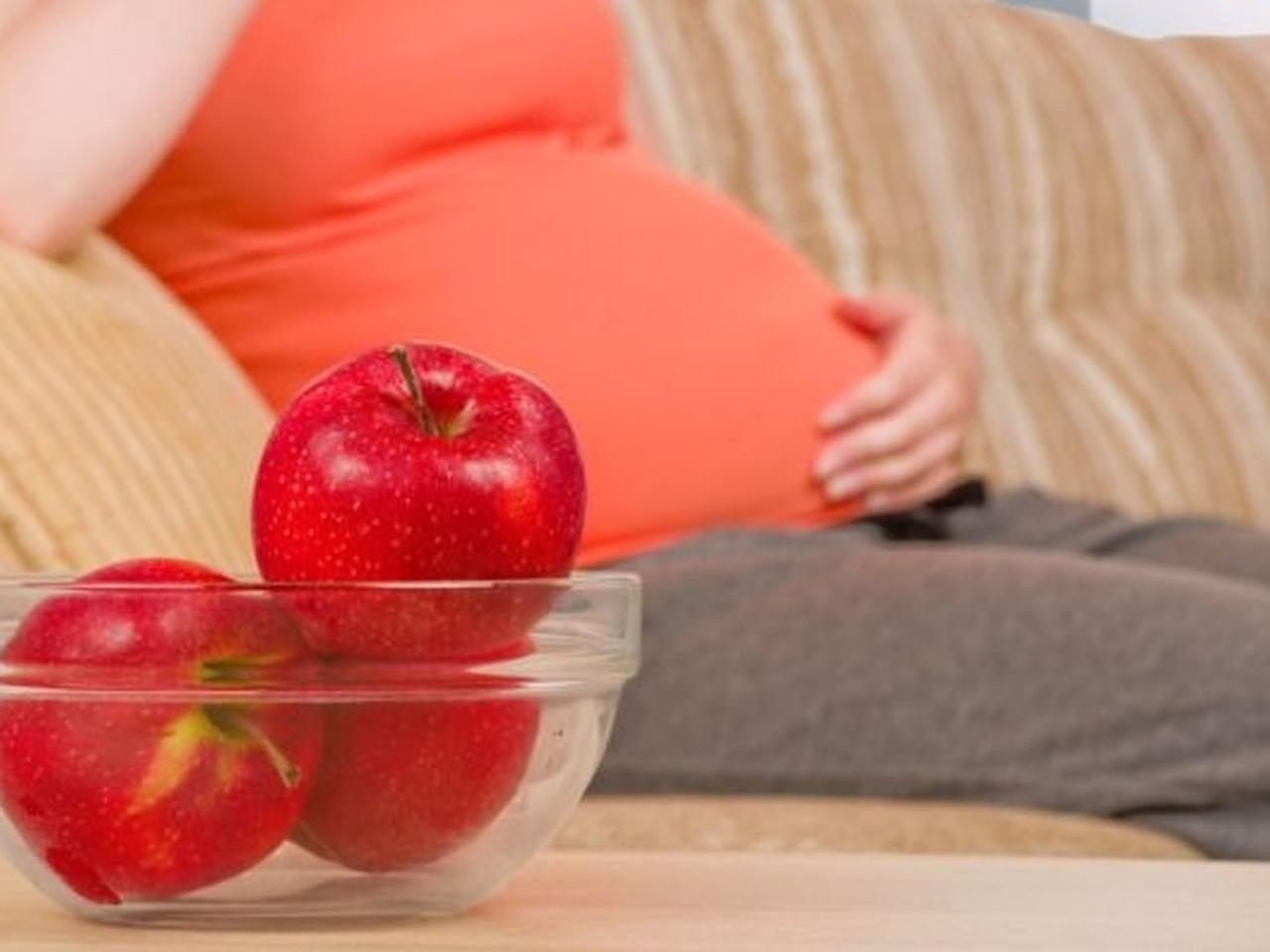 Во время беременности хочется. Профилактика беременных. Беременность фрукты. Яблоко для беременных.