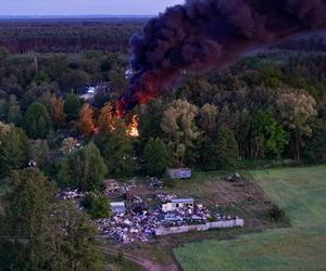 Kłęby czarnego dymu nad okolicą