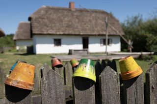 Niezwykła wieś w Łódzkiem. Można tam zobaczyć młyn wietrzny z 1820 roku