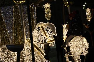 Świąteczna karuzela dołączyła do iluminacji bożonarodzeniowej w Lublinie
