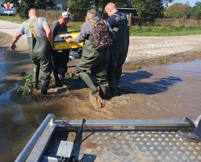 Policjanci z woj. lubelskiego pomagają mieszkańcom na Dolnym Śląsku