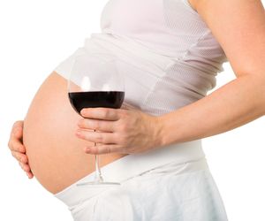 Piłam ALKOHOL w CIĄŻY. Skutki picia alkoholu w ciąży