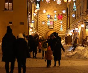 Lublin wieczorową porą. W mieście świąteczne ozdoby i hałdy śniegu. Zobacz zdjęcia!