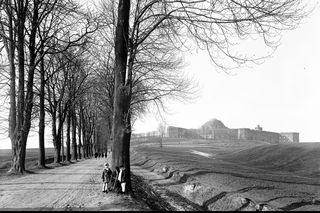 Dzieci podczas zabawy pod Kopcem Kościuszki w Krakowie - styczeń 1930 r.