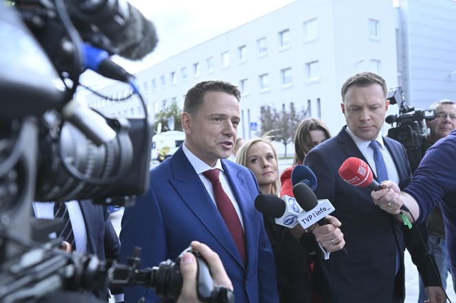 Wielkie wejście Trzaskowskiego do TVP. Zdjęcia uchwyciły każdy krok