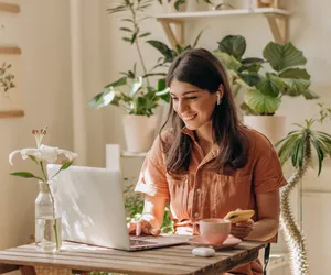 Wracasz do domu i nadal myślisz o pracy? Ekspertka zdradza, jak się tego oduczyć