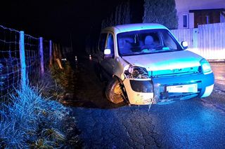 Pijana kobieta wjechała w latarnię. Mąż próbował wziąć winę na siebie