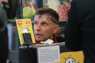 Ryszard Petru na kasie w Biedroonce