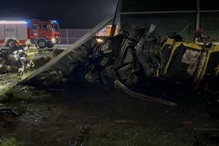 Feliksów. Zderzenie samochodu osobowego z cysterną. Ciężarówka zablokowała całą autostradę