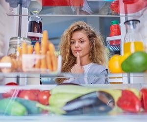 Mokra gazeta, kawa, cytryna. Dlaczego warto je schować do lodówki?