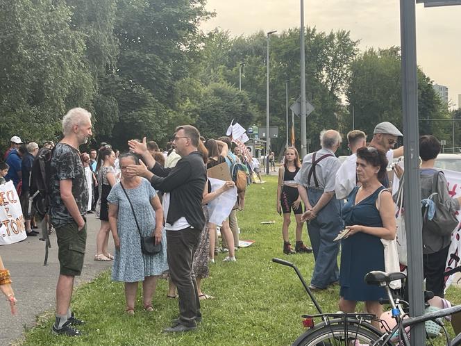 Protest mieszkańców przeciwko wycince drzew pod budowę linii tramwajowej do Mistrzejowic.