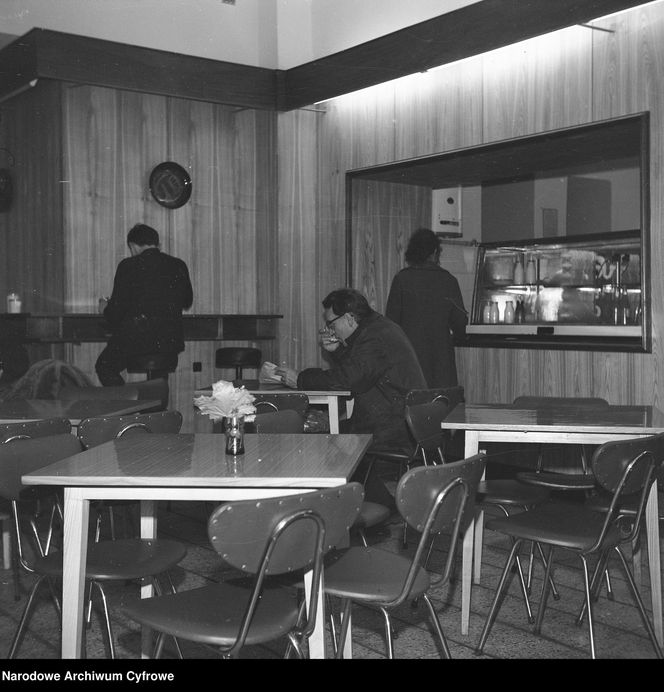 Fast food w PRL: bułka z pieczarkami i kiełbaska z wody