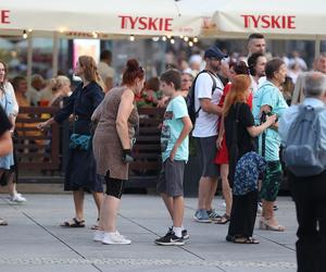 Potańcówki przed Teatrem Śląskim w Katowicach. Roztańczony Wyspiański porwał tłumy