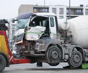 Autobus miejski zderzył się z betoniarką w Warszawie