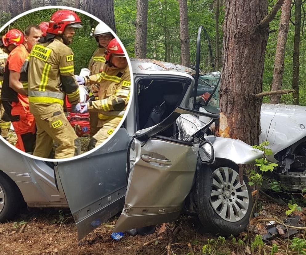 Koszmarny wypadek w Ciepielowie. Auto gruchnęło w drzewo. Cztery osoby ranne