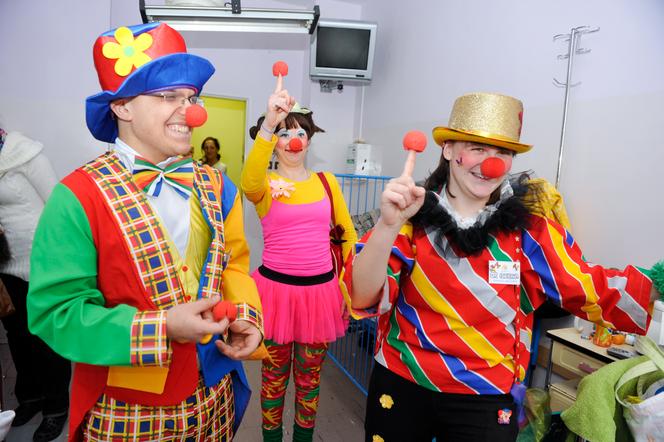 Doktorzy clowni podczas wizyty w szpitalu