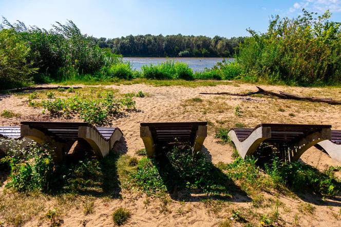 Plaża przy Moście Północnym – siedziska z widokiem na rzekę