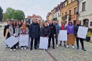 Uczniowie ze Skarżyska-Kamiennej jako statyści w Ojcu Mateuszu! To była ogromna niespodzianka