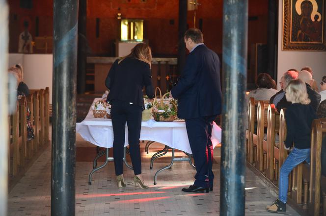 Jacek Kurski z rodziną święci pokarmy w kościele