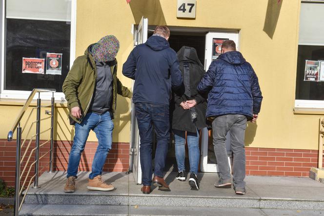 Policja doprowadziła 38-latkę, która wiozła 40 nielegalnych imigrantów z Iraku