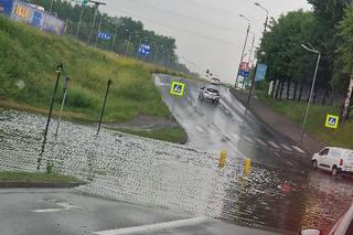 Zalana droga pod wiaduktem S86 w Katowicach obok Ikei