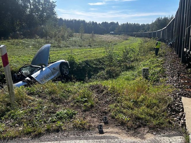 Wał. Tragiczny wypadek BMW na przejeździe kolejowym. Nie żyje 40-letnia Ukrainka [23.09.2024]