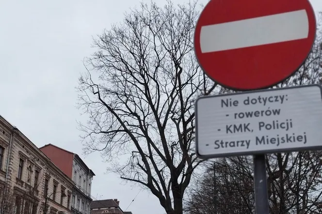 Niegdyś miasto poetów, dziś analfabetów? Kuriozalny błąd na znaku drogowym w Krakowie