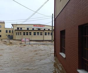 Zagrożenie powodziowe. Głuchołazy. Woda przelała się przez wały. Zalewa miasto