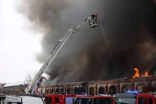 Płonie hala Zakładów Naprawczych Taboru Kolejowego na Przeróbce