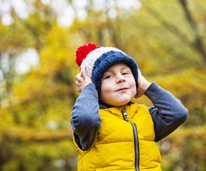 Ile warstw ubrań zakładać dziecku w zmienną pogodę? Sekrety ubierania „na cebulkę”