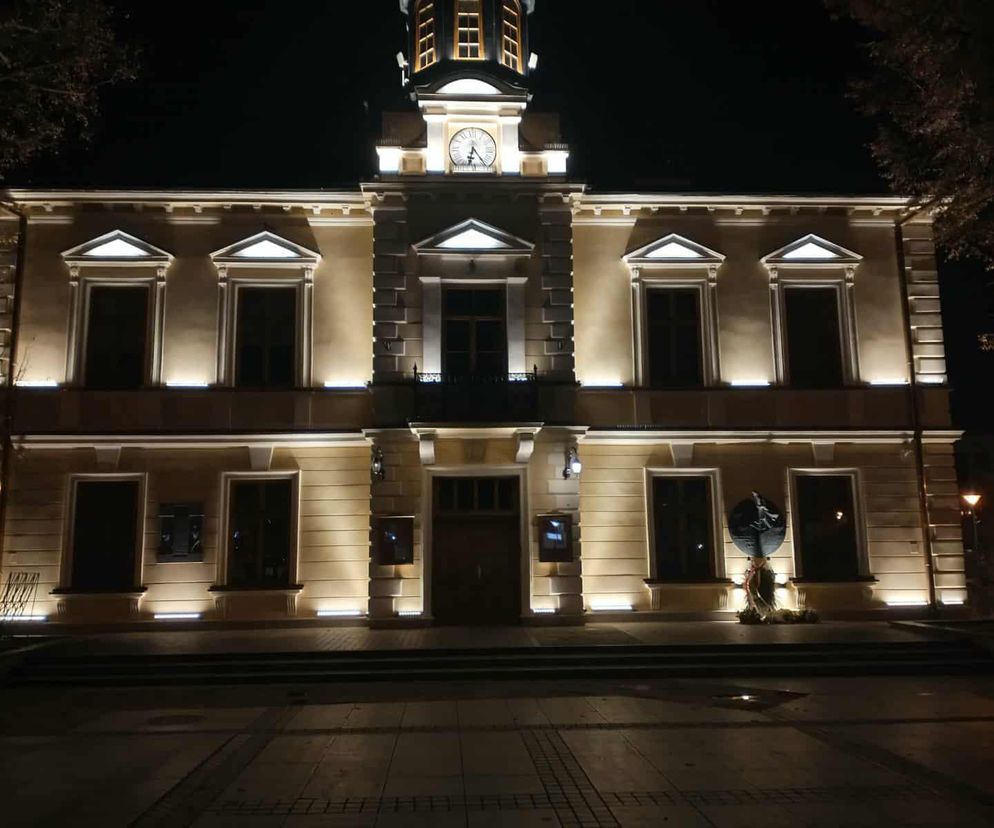 Remont ratusza w Nowym Targu wywołał burzę. Mieszkańcy krytykują nierówne ściany, burmistrz odpowiada