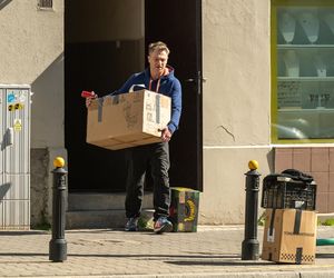 Damięcki i Schejbal wiją wspólne gniazdko? Noszą ciężkie kartony