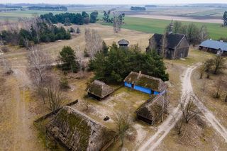 Mało znana perełka w Łódzkiem. Niebieskie chaty, skansen i most, który przeszedł do historii