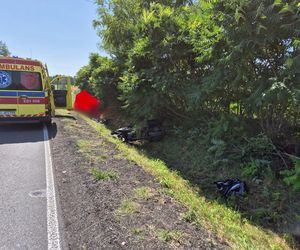 Śmiertelny wypadek pod Łęczycą. 28-letni motocyklista uderzył w tył tira [ZDJĘCIA]
