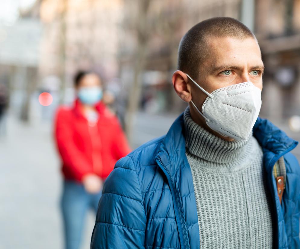 Mężczyzna w maseczce