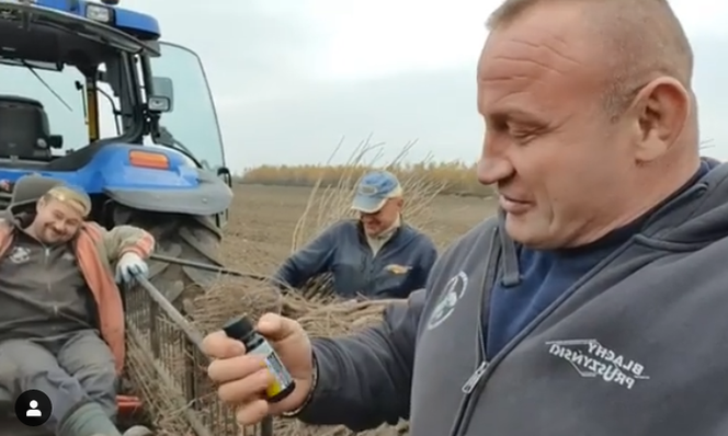 Mariusz Pudzianowski układa pracę