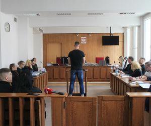 „Siedział ogłuszony w samochodzie”. Kolejna rozprawa ws. tragicznego wypadku na Trasie Łazienkowskiej w Warszawie