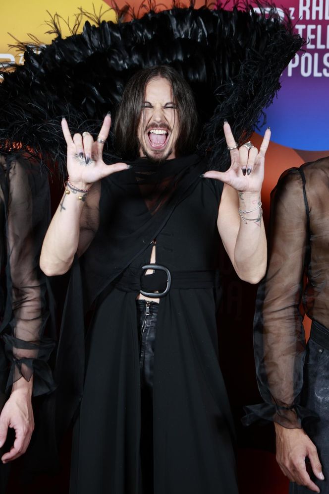 Michał Szpak tak się przejął na scenie, że zgubił mikrofon! Na szczęście nie był sam