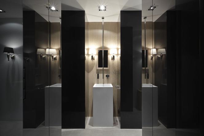 Wąska łazienka w stylu Art Deco: czerń, biel i drewno w eleganckiej aranżacji łazienki!
