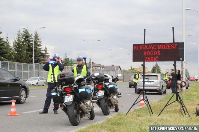 Łapki na kierownicę! Policja rozpoczęła akcję przeciwko korzystaniu z telefonu w trakcie prowadzenia auta