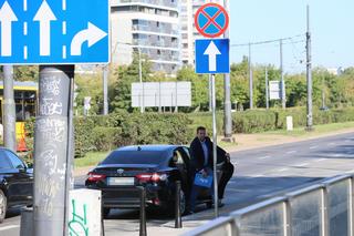 Rafał Trzaskowski spóźniony na konferencję. Wysiadł na zakazie!