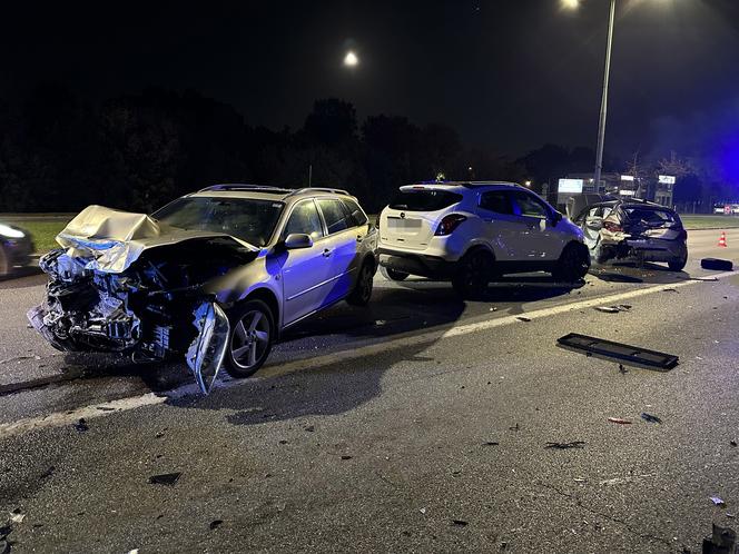 Warszawa. Pijany obywatel Ukrainy spowodował poważny wypadek. Zderzyły się cztery samochody osobowe