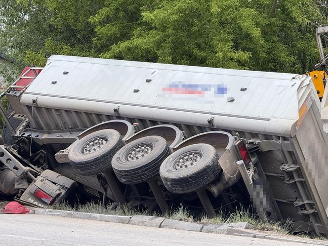 Makabra na drodze pod Grójcem. Osobowe suzuki czołowo zderzyło się z ciężarówką