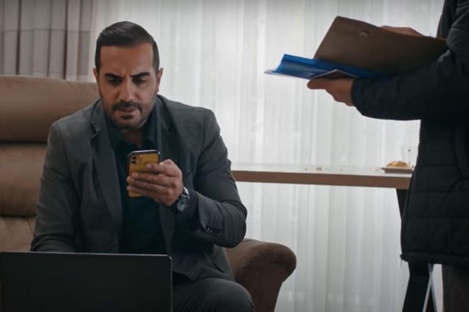 Nanie udaje się schować za zasłonką 