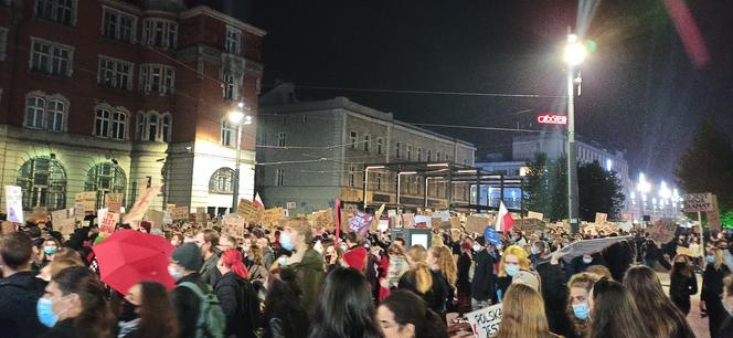 Protest kobiet w Katowicach. Ponad 20 tysięcy osób demonstrowało na rynku i katowickich ulicach. Takich tłumów Katowice jeszcze nie widziały [ZDJĘCIA, WIDEO]