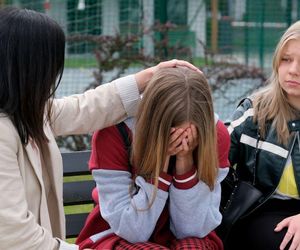 M jak miłość odc. 1885. Sara (Nadia Smyczek), Lenka (Olga Cybińska), Kinga (Katarzyna Cichopek)