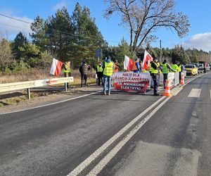 Rolnicy blokują most na Wiśle w Annopolu